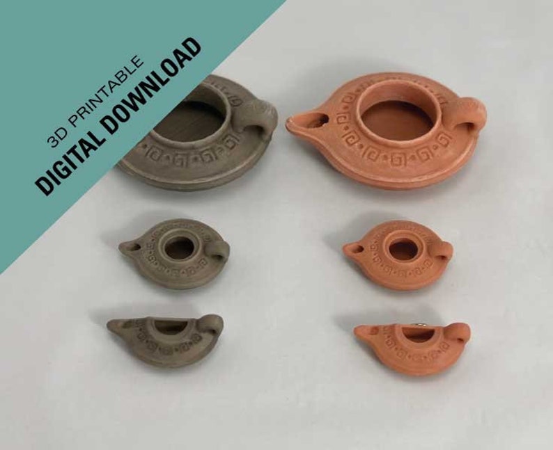 Puede incluir: Cinco l&aacute;mparas de aceite de terracota de diferentes tama&ntilde;os. Las l&aacute;mparas son todas del mismo estilo, con un cuerpo redondo y un pico para verter aceite. Las l&aacute;mparas est&aacute;n decoradas con un sencillo patr&oacute;n geom&eacute;trico.