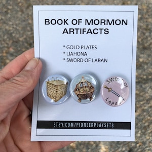 Les boutons du Livre de Mormon Artefacts se présentent sous forme d'épingles, d'aimants, de breloques croco ou de pinces à cravate. Lot de 3 boutons, superbes cadeaux de baptême et missionnaires.