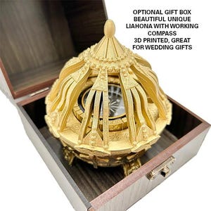 Peut inclure: Une Liahona dorée imprimée en 3D avec une boussole fonctionnelle, dans une boîte cadeau en bois. La boîte a un couvercle à charnière et un loquet. La Liahona est un symbole religieux et est souvent utilisée comme cadeau de mariage.