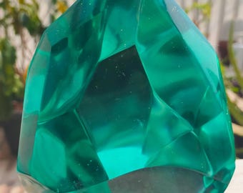 Peut inclure: Un grand presse-papier en cristal bleu turquoise facetté. Le cristal est transparent et a une surface lisse et polie.