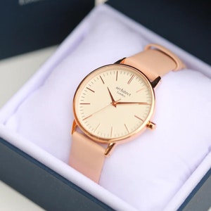 Montre gravée pour femme • Montre pour femme • Montre personnalisée • Gravure personnalisée • Bracelet rose • Cadeau pour elle • Épouse fille mère