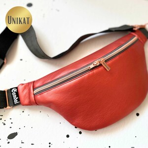 UNIKAT Bauchtasche Gürteltasche HipBag Crossbag Crossbody Umhängetasche aus Kunstleder in Rot metallic