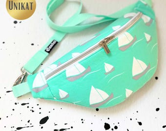 UNIKAT Bauchtasche Gürteltasche HipBag Crossbag Crossbody Umhängetasche Maritim in Aqua mit Booten