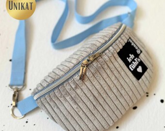 UNIKAT Bauchtasche Gürteltasche HipBag Crossbag Crossbody Umhängetasche aus Cordstoff in Hellgrau mit Patch