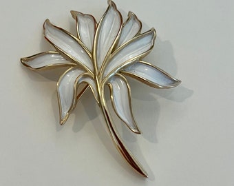 Vintage Signed Crown Trifari White Enamel With Goldtone Metal Brooch Pin