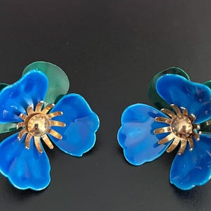 Vintage Signed Sarah Coventry Blue & Green Enamel On Goldtone Metal Flower Clip On Earrings