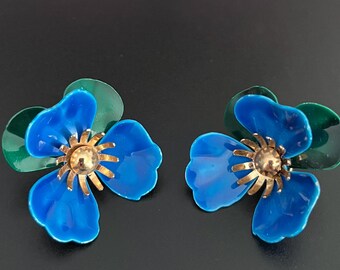 Vintage Signed Sarah Coventry Blue & Green Enamel On Goldtone Metal Flower Clip On Earrings