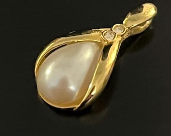 Avon Goldtone Pendant With Faux Pearl And rhinestones
