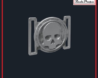 Op de afbeelding: Zilveren metalen gesp met een schedelontwerp in een cirkel.