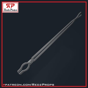 Könnte beinhalten: Ein langes, silbernes Werkzeug aus Metall mit einem gedrehten Griff und zwei Zinken am Ende. Das Werkzeug ist zum Greifen und Halten von heißen Gegenständen gedacht.