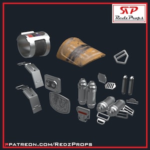 Puede incluir: Un conjunto de 16 piezas de metal plateado para un accesorio, que incluye un brazalete de muñeca, una hombrera, dos bidones y varias hebillas y correas. La hombrera está pintada con un patrón de camuflaje amarillo y marrón. El texto "Redz Props" es visible en la esquina superior derecha de la imagen.