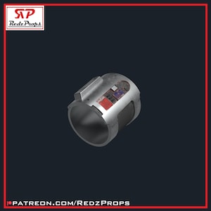 Puede incluir: Un anillo de metal plateado con un acabado desgastado y envejecido. El anillo tiene un panel rectangular con acentos rojos, blancos y azules. El anillo es un accesorio para cosplay o disfraz.