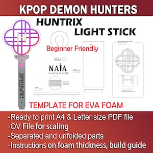 Puede incluir: Una plantilla para un light stick Huntrix de KPOP Demon Hunters, diseñado para espuma EVA. El diseño incluye una parte superior en forma de trébol de cuatro hojas con un degradado rosa y morado, un mango plateado y el texto "HUNTRIX".