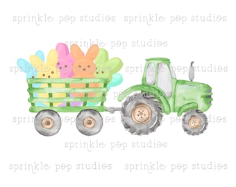 Puede incluir: Un tractor de juguete verde tira de un vagón lleno de malvaviscos Peeps de colores pastel. El vagón tiene un marco de madera verde y ruedas. El tractor tiene una cabina y ruedas grises.