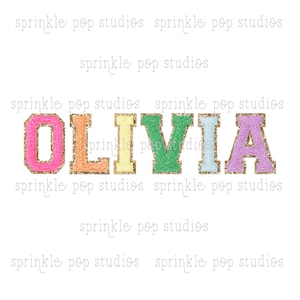 Puede incluir: El nombre Olivia está escrito en letras grandes y coloridas con un contorno dorado brillante. Cada letra es de un color pastel diferente: rosa, naranja, amarillo, verde, azul y morado.