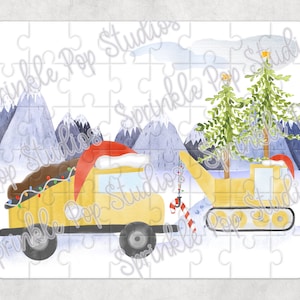 以下が含まれることがあります： 赤いサンタの帽子をかぶった黄色いおもちゃのトラックに、荷台にクリスマスツリーが積まれています。トラックは、背景に山々が見える雪景色の中を走っています。トラックは、アームにキャンディーケーンがぶら下がった黄色いおもちゃのショベルカーを牽引しています。