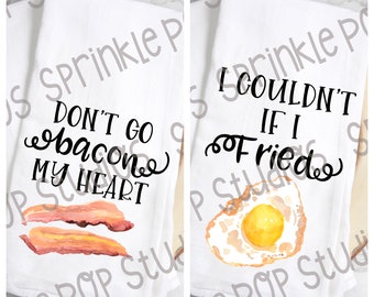 Paquete de 2 diseños de toallas de saco de harina ~ No vayas tocino mi corazón, no podría si frito ~ Tocino y huevos ~ Plantilla de diseño de toalla divertida ~ Juego de palabras divertido