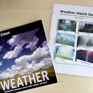 Może przedstawiać: Kolorowa gra w pary z obrazkami pogody, takimi jak deszcz, mgła, wiatr, śnieg, słońce i błyskawica. Plansza do gry zawiera tekst "Weather Match Game" i instrukcje, aby dopasować wydarzenia pogodowe do ich obrazka na planszy.