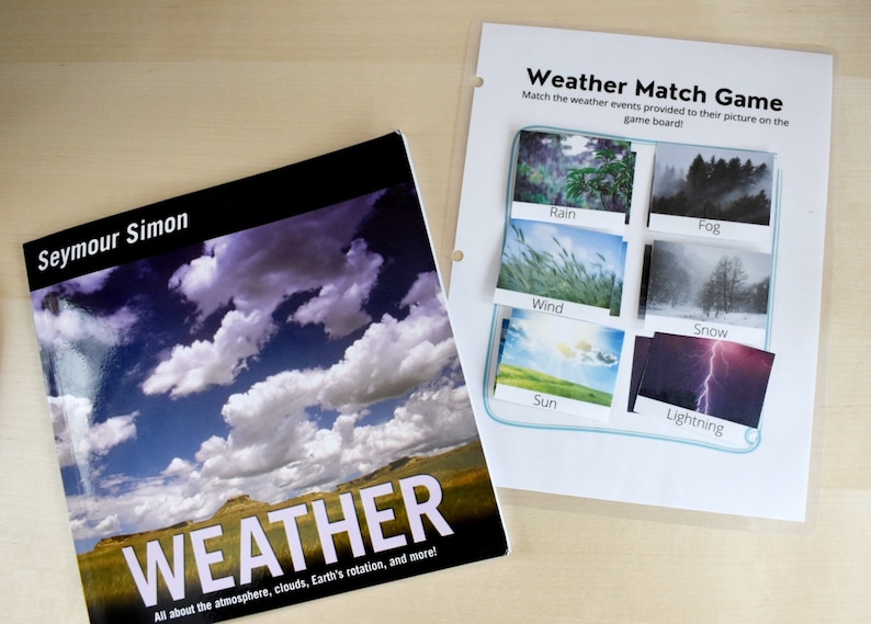 Może przedstawiać: Kolorowa gra w pary z obrazkami pogody, takimi jak deszcz, mgła, wiatr, śnieg, słońce i błyskawica. Plansza do gry zawiera tekst "Weather Match Game" i instrukcje, aby dopasować wydarzenia pogodowe do ich obrazka na planszy.