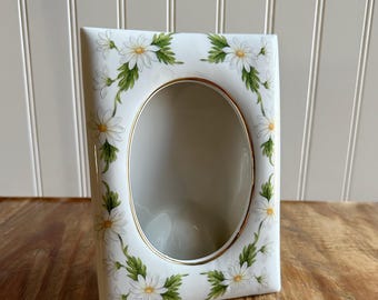 Marco de fotos vintage Lefton pintado a mano con margaritas, 5x7 pulgadas, apertura ovalada, de porcelana, decoración estilo cottagecore.