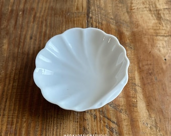 Plato decorativo vintage de cerámica blanca con forma de concha de Lillian Vernon, estilo costero, para anillos, 1987.