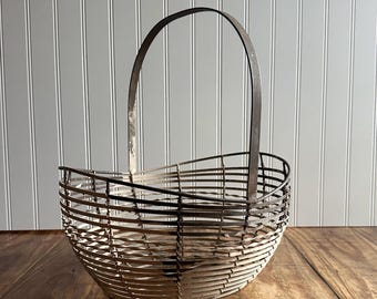 Cesta de alambre de inspiración vintage / Decoración con pintura blanca desconchada