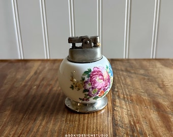 Encendedor de mesa vintage con diseño floral del Japón ocupado, de porcelana y metal, estilo de decoración de mediados de siglo.
