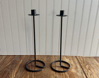 Juego de modernos portavelas cónicos negros / Candelabros minimalistas de metal / Decoración contemporánea para el hogar