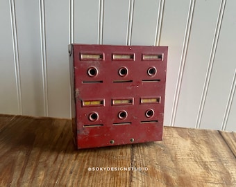 Hucha antigua de metal estilo Tudor de los años 30, caja de ahorros industrial roja de la época de la Gran Depresión.