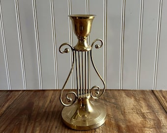 Candelabro antiguo de latón, fabricado en India, con detalles ornamentales, 24 cm de alto, estilo Hollywood Regency.