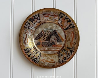 Placa de pared de metal mixto grabada, estilo renacimiento egipcio, decoración de pirámide y esfinge.