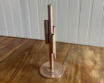 Jarrón escultural de latón y cobre, estilo modernista art déco.