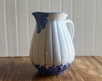 Jarra de cerámica portuguesa antigua, pintada a mano en azul y blanco, modelo Faianças Capoa, 19 cm (7,5 pulgadas).