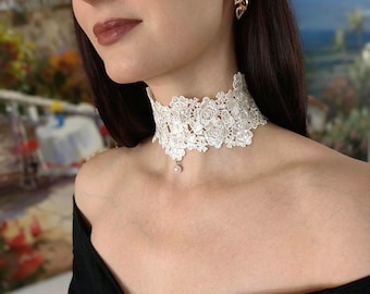 Collana girocollo extra larga in pizzo con rosa bianca da sposa e ciondolo di perla.