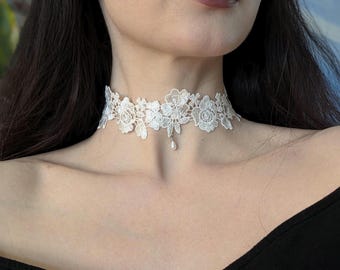 Gargantilla de encaje con colgante de perlas blancas en forma de lágrima para novia
