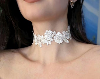 Collana girocollo da sposa in pizzo bianco con motivo floreale.