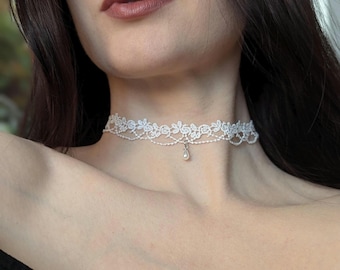 Collana girocollo in pizzo floreale bianco con pendente a forma di perla a goccia: elegante collana da sposa
