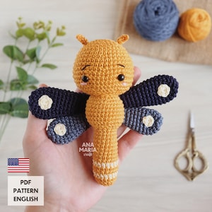 Wzór na szydełkowe amigurumi: Grzechotka Bel w kształcie ważki (PDF)