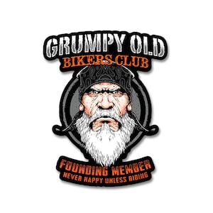 Op de afbeelding: Zwart-witte illustratie van een chagrijnige motorrijder met een witte baard en bandana. De tekst "Grumpy Old Bikers Club" en "Founding Member Never Happy Unless Riding" is oranje.