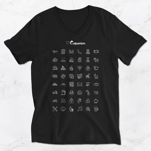 以下が含まれることがあります： 前面に白いハートと「Coipanian」という文字がプリントされた、黒いVネックTシャツ。シャツには、50個の白いアウトラインアイコンのグリッドが描かれています。