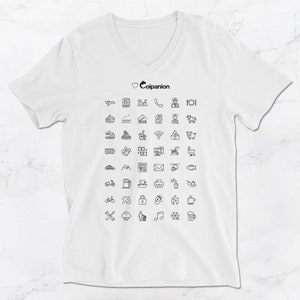 以下が含まれることがあります： 白地にVネックのTシャツ。黒いハートと「Coipanian」という文字が前面にプリントされています。シャツには、48個の白黒のアイコンがグリッド状に並んでいます。