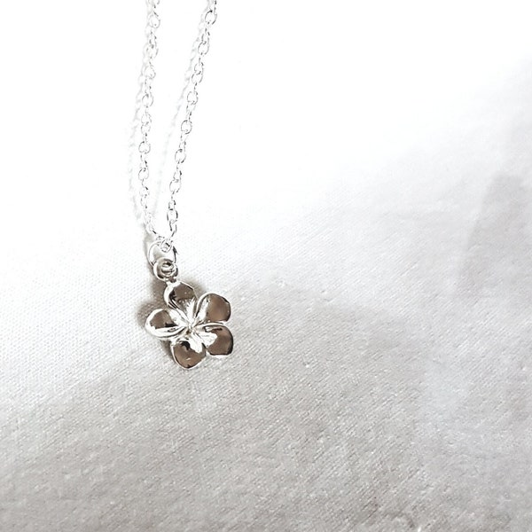 Collier avec petite fleur d'Hawaï, cadeau d'anniversaire femme, argent sterling 925, plage, été, collier délicat, cadeau pour elle, charité