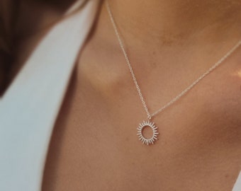 Collier avec soleil, argent sterling 925, cadeau d'anniversaire, collier pour femmes, pendentif soleil, collier délicat, cadeau pour elle, charité