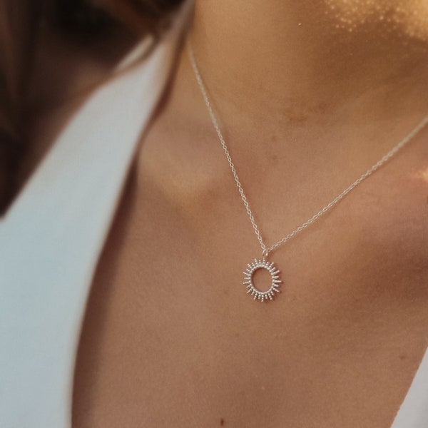 Collier avec soleil, argent sterling 925, cadeau d'anniversaire, collier pour femmes, pendentif soleil, collier délicat, cadeau pour elle, charité