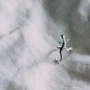 Manchette d'oreille avec petit gecko, argent sterling 925, grimpeur d'oreille pour femme, bijoux gecko, cadeau pour elle, boucles d'oreilles en argent, charité