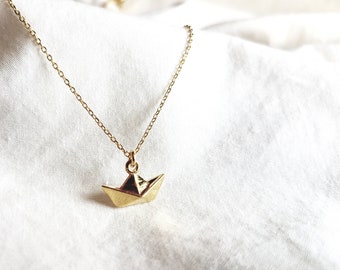 Collier avec bateau, collier plaqué or 14k, collier femme, anniversaire, pendentif bateau origami, bijoux maritimes, cadeau pour femme, chaîne dorée