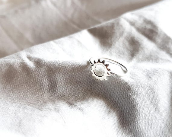Sun ring made of silver, sun ring in sterling silver, gift for women, symbol of light and energy, minimalist jewelry