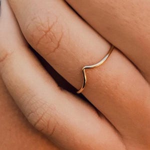 Può includere: Un set di tre tazze in ceramica con finitura opaca e macchiettata. Le tazze sono nei toni del crema, grigio chiaro e grigio scuro. Ogni tazza ha un design semplice e minimalista.