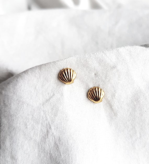 Stud earrings with small shell, 24k gold plated stud earrings, 925 sterling silver, beach jewelry, women's stud earrings, gift for her, charity