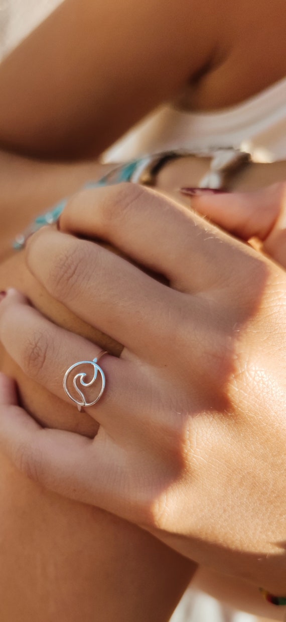Wave ring in 925 sterling silver: Ocean-inspired jewelry - gift for women - minimalist ring